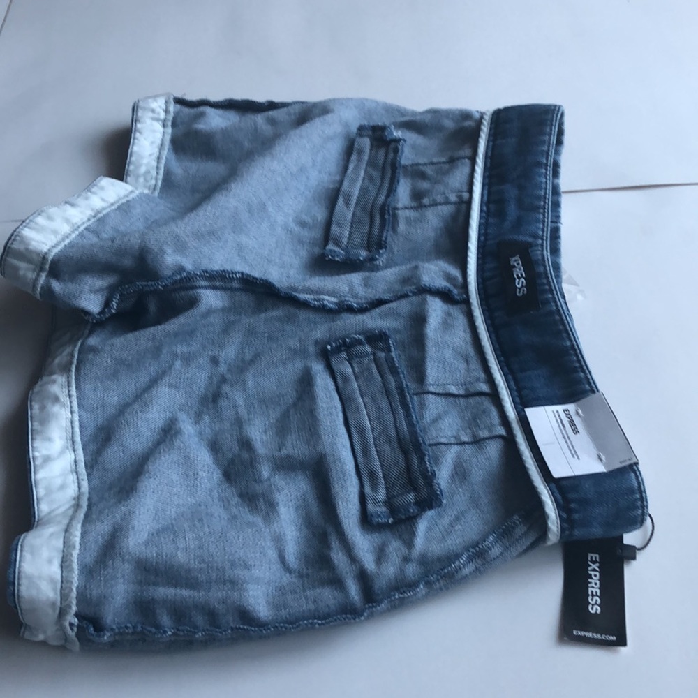 Express Shorts - Picture 7 of 9
